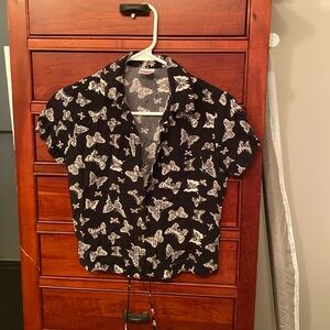 Button down blouse with collar.